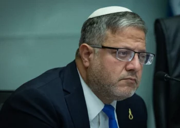 El ministro de Seguridad Nacional, Itamar Ben Gvir, asiste a una reunión del comité sobre la legislación que impone la pena de muerte a terroristas en la Knesset el 8 de diciembre de 2025 (Yonatan Sindel/Flash90)