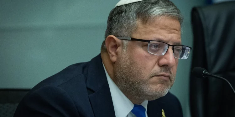 El ministro de Seguridad Nacional, Itamar Ben Gvir, asiste a una reunión del comité sobre la legislación que impone la pena de muerte a terroristas en la Knesset el 8 de diciembre de 2025 (Yonatan Sindel/Flash90)