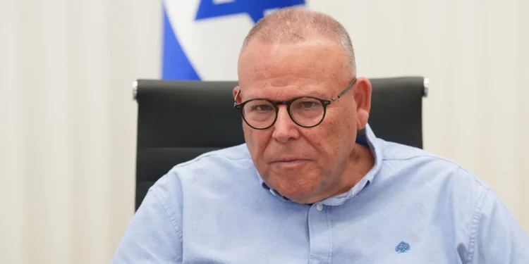 El jefe de la federación laboral Histadrut, Arnon Bar-David, visita Kiryat Shmona, el 27 de junio de 2024. (Ayal Margolin/Flash90)