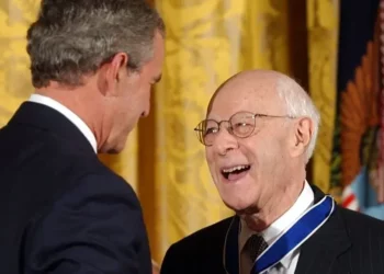 El presidente estadounidense George W. Bush entrega a Norman Podhoretz (derecha) la Medalla Presidencial de la Libertad, el máximo galardón civil del país, durante una ceremonia en la Sala Este de la Casa Blanca, el 23 de junio de 2004 (Susan Walsh/AP)