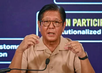 El presidente de Filipinas, Ferdinand Marcos Jr., habla durante una conferencia de prensa en el Palacio de Malacañang en Manila el 13 de noviembre de 2025. (Jam STA ROSA / AFP)