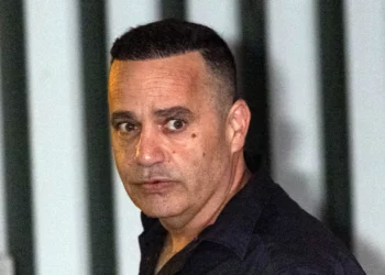 El comandante de la Unidad Lahav 433, Meni Benjamin, fue visto saliendo del Departamento de Investigaciones Internas de la Policía, en Jerusalén, el 30 de noviembre de 2025. (Yonatan Sindel/Flash90)