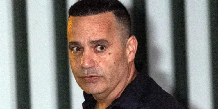 El comandante de la Unidad Lahav 433, Meni Benjamin, fue visto saliendo del Departamento de Investigaciones Internas de la Policía, en Jerusalén, el 30 de noviembre de 2025. (Yonatan Sindel/Flash90)