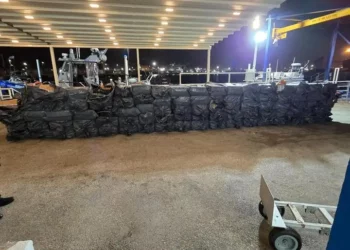 Cajas de cigarrillos incautadas por la policía tras arrestar a dos hombres que intentaron introducirlos de contrabando en Israel durante la noche del 15 de diciembre de 2025. (Policía de Israel)