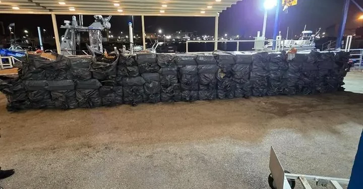 Cajas de cigarrillos incautadas por la policía tras arrestar a dos hombres que intentaron introducirlos de contrabando en Israel durante la noche del 15 de diciembre de 2025. (Policía de Israel)