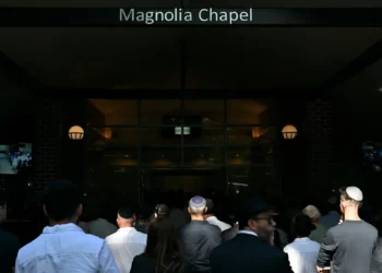 Los dolientes asisten al funeral del rabino Yaakov Levitan en la Capilla Magnolia del Cementerio Macquarie Park en Sídney el 17 de diciembre de 2025. (Saeed KHAN / AFP)