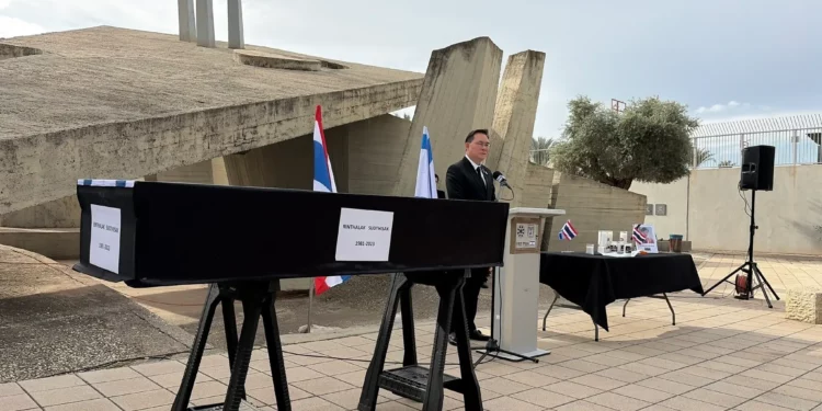 El enviado de rehenes, Gal Hirsch, habla en la ceremonia en honor del ex rehén asesinado Sudthisak Rinthalak antes de que su cuerpo sea trasladado a Tailandia el 9 de diciembre de 2025. (Jessica Steinberg/Times of Israel)