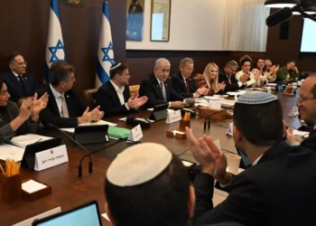 El primer ministro, Benjamin Netanyahu, habla en una reunión para aprobar el presupuesto estatal el 4 de diciembre de 2025. (Haim Zach/GPO)
