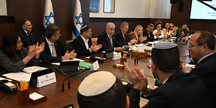 El primer ministro, Benjamin Netanyahu, habla en una reunión para aprobar el presupuesto estatal el 4 de diciembre de 2025. (Haim Zach/GPO)