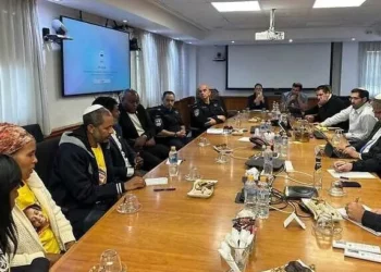 El ministro de Seguridad Nacional, Itamar Ben Gvir (der.), habla con los padres de Haymanut Kasau, la niña desaparecida de 11 años, junto a agentes de policía y un representante de la comunidad etíope israelí, el 30 de noviembre de 2025. (Oficina de Itamar Ben Gvir)