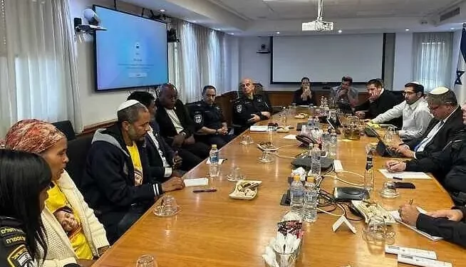 El ministro de Seguridad Nacional, Itamar Ben Gvir (der.), habla con los padres de Haymanut Kasau, la niña desaparecida de 11 años, junto a agentes de policía y un representante de la comunidad etíope israelí, el 30 de noviembre de 2025. (Oficina de Itamar Ben Gvir)