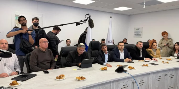 El partido Otzma Yehudit del ministro de Seguridad Nacional, Itamar Ben Gvir, celebra su reunión semanal de facción en la ciudad norteña de Kiryat Shmona, el 29 de diciembre de 2025. (Cortesía)