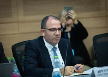 El fiscal general adjunto Gil Limón en una reunión de la Comisión de Constitución, Derecho y Justicia de la Knéset, el 9 de diciembre de 2025. (Yonatan Sindel/Flash90)