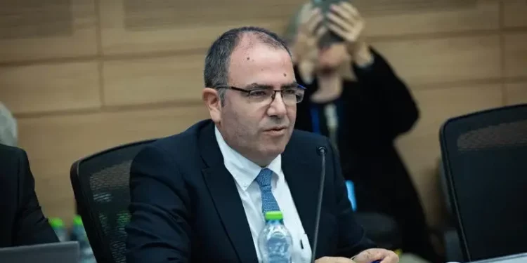 El fiscal general adjunto Gil Limón en una reunión de la Comisión de Constitución, Derecho y Justicia de la Knéset, el 9 de diciembre de 2025. (Yonatan Sindel/Flash90)