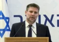 El ministro de Finanzas, Bezalel Smotrich, ofrece una conferencia de prensa sobre el presupuesto estatal, el 4 de diciembre de 2025. (Captura de pantalla de X)