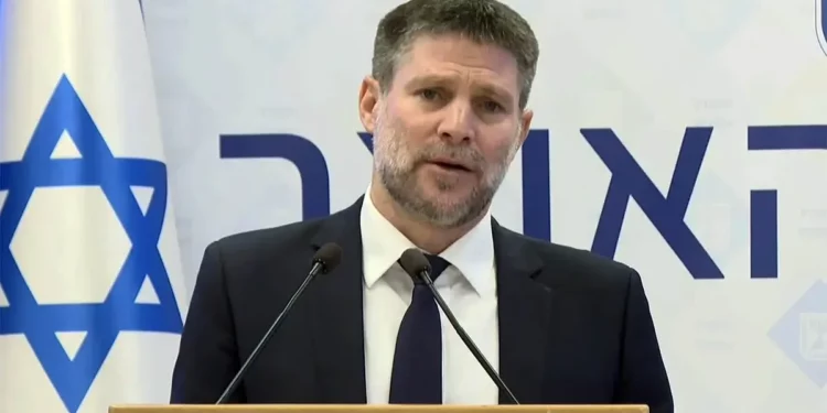 El ministro de Finanzas, Bezalel Smotrich, ofrece una conferencia de prensa sobre el presupuesto estatal, el 4 de diciembre de 2025. (Captura de pantalla de X)