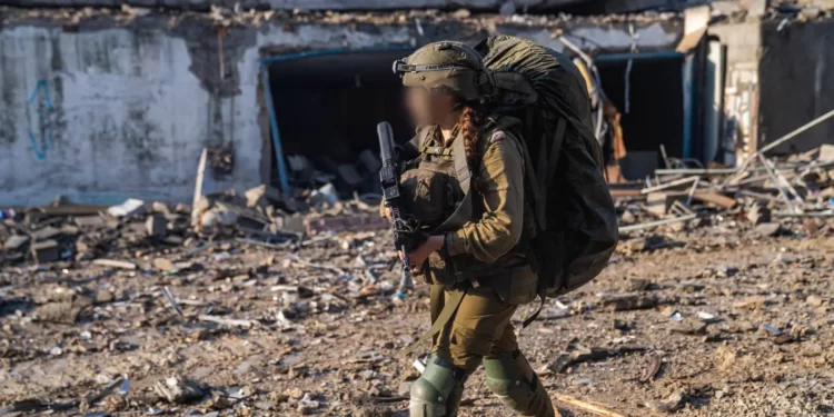 Una médica de combate de las Fuerzas de Defensa de Israel (FDI) desplegada en la Franja de Gaza. (Fuerzas de Defensa de Israel)