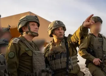 El Abogado Militar General, Mayor General Itai Ofir (izquierda) y el jefe del Comando Sur, Mayor General Yaniv Asor, son vistos en la Franja de Gaza el 9 de diciembre de 2025. (Fuerzas de Defensa de Israel)