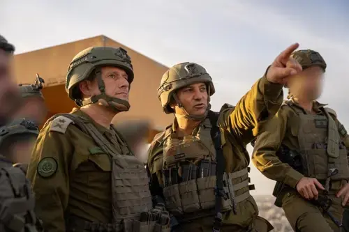 El Abogado Militar General, Mayor General Itai Ofir (izquierda) y el jefe del Comando Sur, Mayor General Yaniv Asor, son vistos en la Franja de Gaza el 9 de diciembre de 2025. (Fuerzas de Defensa de Israel)