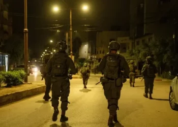 Tropas de las Fuerzas de Defensa de Israel (FDI) operan en la ciudad cisjordana de Qalqiliya, a principios del 4 de diciembre de 2025. (Fuerzas de Defensa de Israel)