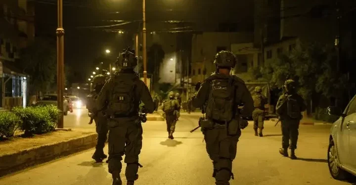 Tropas de las Fuerzas de Defensa de Israel (FDI) operan en la ciudad cisjordana de Qalqiliya, a principios del 4 de diciembre de 2025. (Fuerzas de Defensa de Israel)