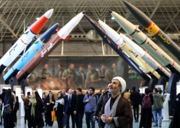 Iraníes visitan una exposición que muestra los avances en misiles y drones en Teherán el 12 de noviembre de 2025. (Foto: ATTA KENARE / AFP)