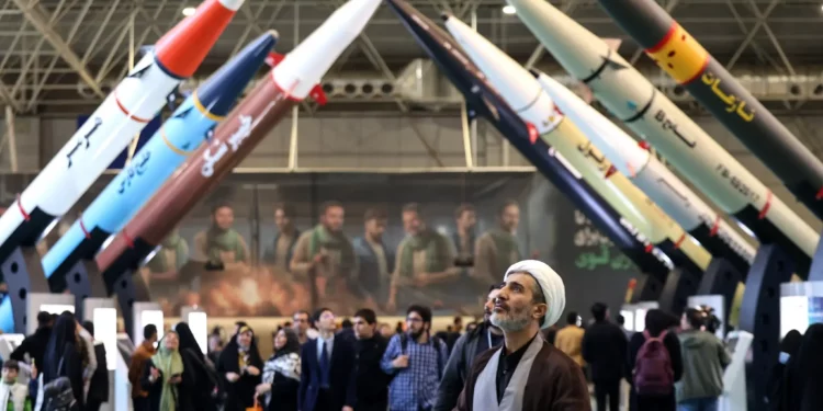 Iraníes visitan una exposición que muestra los avances en misiles y drones en Teherán el 12 de noviembre de 2025. (Foto: ATTA KENARE / AFP)