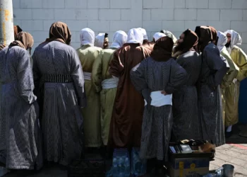 Miembros del culto judío Lev Tahor afuera de la escuela de educación especial Alida España de Arana en la Ciudad de Guatemala el 22 de diciembre de 2024. (Johan ORDÓÑEZ / AFP)