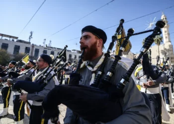 Miembros del movimiento scout marchan durante las celebraciones de Nochebuena en la Plaza del Pesebre, frente a la Iglesia de la Natividad en Belén, Cisjordania, el 24 de diciembre de 2025. (Foto: HAZEM BADER / AFP)