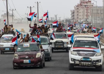 Miembros de las tribus Sabahiha de Lahj, que viven a lo largo de la franja entre el sur y el norte de Yemen, se reúnen durante una manifestación para mostrar su apoyo al Consejo de Transición del Sur (CTS) respaldado por los Emiratos Árabes Unidos, mientras ondean la antigua bandera de Yemen del Sur en la plaza Khormaksar, en la ciudad portuaria costera de Adén, capital temporal de la República de Yemen, el 14 de diciembre de 2025 (Saleh Al-OBEIDI / AFP)