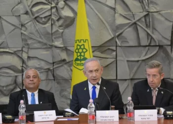 El primer ministro Benjamin Netanyahu (centro) habla durante una reunión de gabinete en Dimona, el 14 de diciembre de 2025. (Amos Ben Gershom/GPO)