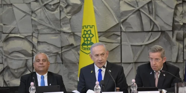 El primer ministro Benjamin Netanyahu (centro) habla durante una reunión de gabinete en Dimona, el 14 de diciembre de 2025. (Amos Ben Gershom/GPO)