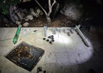 Cohetes y piezas encontrados por tropas israelíes en la ciudad cisjordana de Tulkarem, el 17 de noviembre de 2025. (Fuerzas de Defensa de Israel)