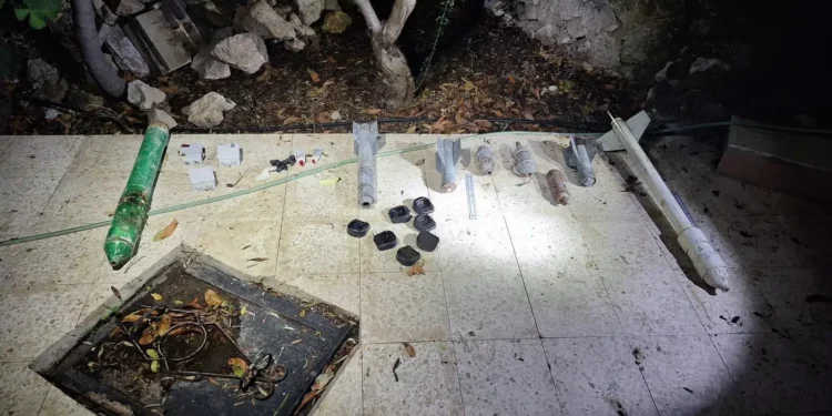 Cohetes y piezas encontrados por tropas israelíes en la ciudad cisjordana de Tulkarem, el 17 de noviembre de 2025. (Fuerzas de Defensa de Israel)