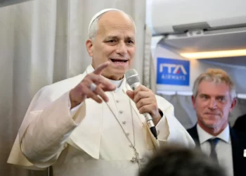 El Papa León XIV habla con periodistas a bordo de un vuelo a Roma al final de su viaje a Turquía y Líbano, el 2 de diciembre de 2025. (Alessandro DI MEO / POOL / AFP)