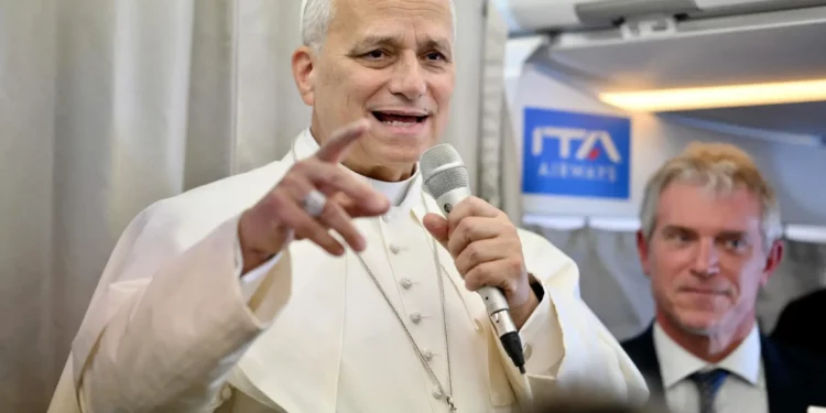 El Papa León XIV habla con periodistas a bordo de un vuelo a Roma al final de su viaje a Turquía y Líbano, el 2 de diciembre de 2025. (Alessandro DI MEO / POOL / AFP)