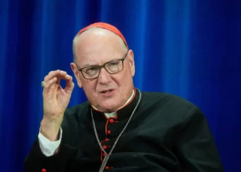 El cardenal Timothy Dolan de Nueva York asiste a una conferencia de prensa en el North American College en Roma, el 9 de mayo de 2025. (AP/Gregorio Borgia, Archivo)