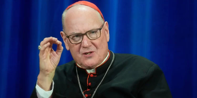 El cardenal Timothy Dolan de Nueva York asiste a una conferencia de prensa en el North American College en Roma, el 9 de mayo de 2025. (AP/Gregorio Borgia, Archivo)