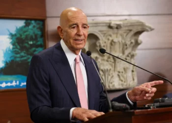 El embajador de Estados Unidos en Turquía y enviado especial para Siria, Tom Barrack, habla durante una conferencia de prensa conjunta tras su reunión con el presidente del Líbano en el Palacio Presidencial en Baabda el 18 de agosto de 2025. (ANWAR AMRO / AFP)