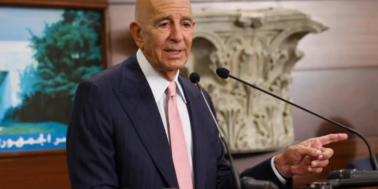 El embajador de Estados Unidos en Turquía y enviado especial para Siria, Tom Barrack, habla durante una conferencia de prensa conjunta tras su reunión con el presidente del Líbano en el Palacio Presidencial en Baabda el 18 de agosto de 2025. (ANWAR AMRO / AFP)