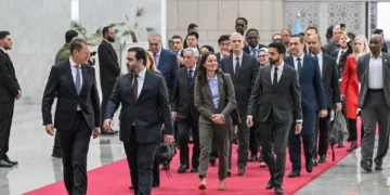 El ministro sirio de Asuntos Exteriores y Expatriados, Asaad Al-Shaibani (delante a la derecha), llega con una delegación del Consejo de Seguridad de las Naciones Unidas al Palacio Presidencial en Damasco el 4 de diciembre de 2025. (LOUAI BESHARA / AFP)