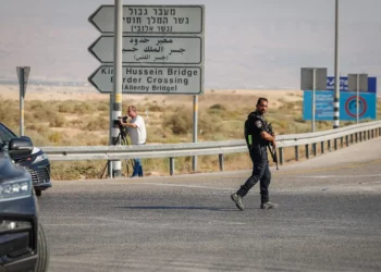 Fuerzas de seguridad israelíes cerca del lugar donde dos soldados israelíes fueron asesinados en un ataque con arma blanca y disparos en el cruce de Allenby, entre Cisjordania y Jordania, el 18 de septiembre de 2025. (Oren Ben Hakoon/Flash90)