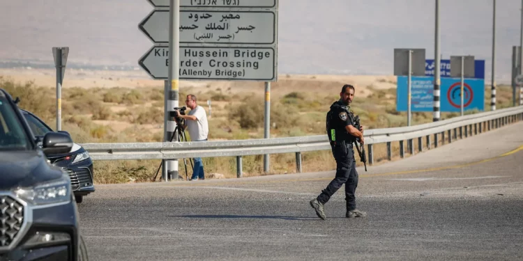 Fuerzas de seguridad israelíes cerca del lugar donde dos soldados israelíes fueron asesinados en un ataque con arma blanca y disparos en el cruce de Allenby, entre Cisjordania y Jordania, el 18 de septiembre de 2025. (Oren Ben Hakoon/Flash90)