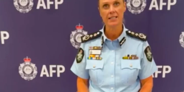 La comisionada de la Policía Federal Australiana, Krissy Barrett, ofrece una declaración en video sobre la investigación del mortal ataque terrorista en la playa Bondi de Sídney, el 17 de diciembre de 2025. (Captura de pantalla)