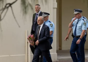 Una fotografía tomada y difundida por la Oficina del Primer Ministro australiano el 15 de diciembre de 2025 muestra al Primer Ministro Anthony Albanese preparándose para depositar flores en el Pabellón Bondi en Bondi Beach, escenario de un tiroteo en el que murieron 15 personas (Folleto / OFICINA DEL PRIMER MINISTRO AUSTRALIANO / AFP)