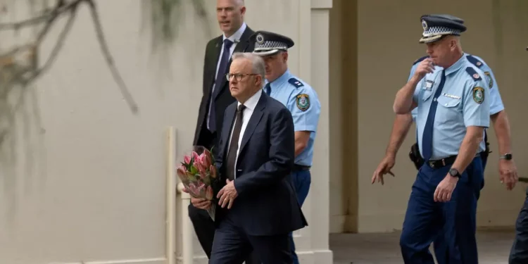 Una fotografía tomada y difundida por la Oficina del Primer Ministro australiano el 15 de diciembre de 2025 muestra al Primer Ministro Anthony Albanese preparándose para depositar flores en el Pabellón Bondi en Bondi Beach, escenario de un tiroteo en el que murieron 15 personas (Folleto / OFICINA DEL PRIMER MINISTRO AUSTRALIANO / AFP)