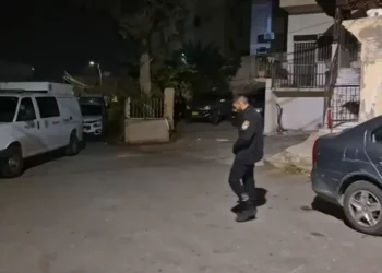Escena de un tiroteo fatal en Tamra, una ciudad del norte de Arabia, que mató a un hombre afuera de su casa el 17 de diciembre de 2025. (Captura de pantalla de Ynet)