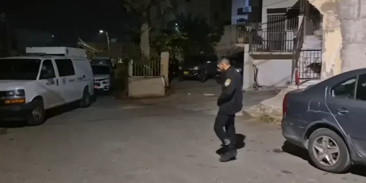 Escena de un tiroteo fatal en Tamra, una ciudad del norte de Arabia, que mató a un hombre afuera de su casa el 17 de diciembre de 2025. (Captura de pantalla de Ynet)