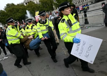 La policía se lleva a un manifestante durante una manifestación de apoyo al grupo proscrito Palestine Action, que exige el levantamiento de la prohibición recientemente impuesta, en Trafalgar Square, en el centro de Londres, el 4 de octubre de 2025. (JUSTIN TALLIS / AFP)
