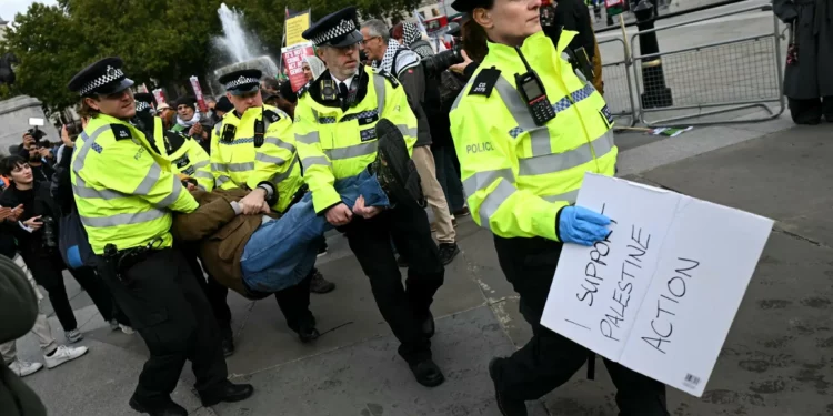La policía se lleva a un manifestante durante una manifestación de apoyo al grupo proscrito Palestine Action, que exige el levantamiento de la prohibición recientemente impuesta, en Trafalgar Square, en el centro de Londres, el 4 de octubre de 2025. (JUSTIN TALLIS / AFP)